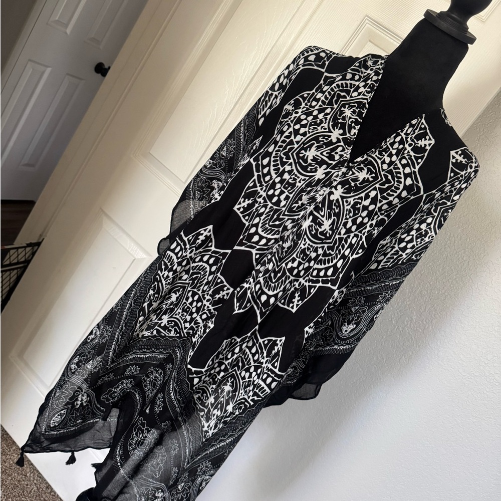 Black and White Patterned kimono by three birds nest